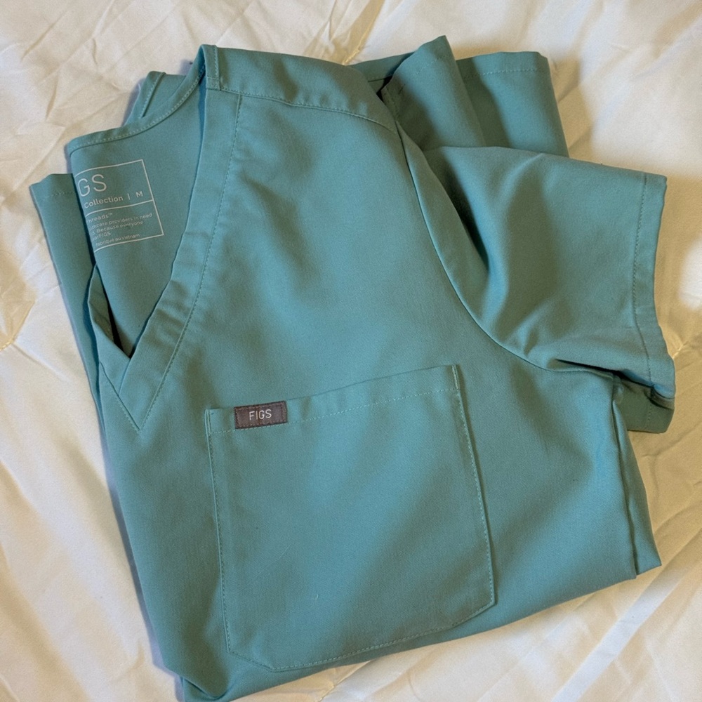 Figs scrub top